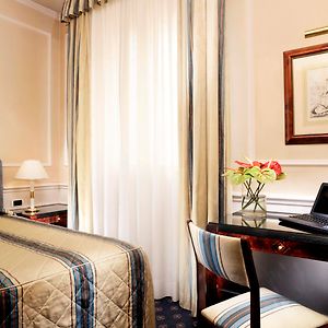 Zimmer mit Kingsize-Bett